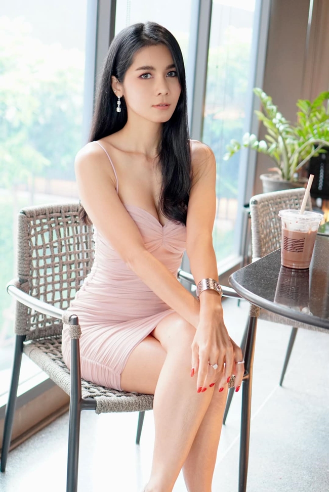 Bên cạnh công việc ca hát, Nong Nat vẫn làm người mẫu ảnh. Ngoài ra, cô còn kiếm thêm thu nhập bằng cách quảng cáo các sản phẩm làm đẹp, giảm cân, giữ dáng. 
