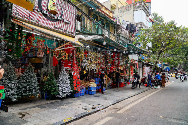 ...thậm chí, một số gian hàng bày bán các vật phẩm Noel rơi vào cảnh không một bóng người.