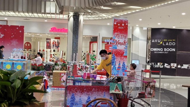 Một góc khu bày bán vật phảm Noel tại TTTM Aone Mall Hà Đông.