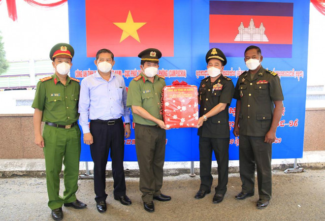Đại tá ĐInh Văn Nơi tặng quà cho lãnh đạo Cục Phát triển (Bộ Quốc phòng Quân đội Hoàng gia Campuchia)