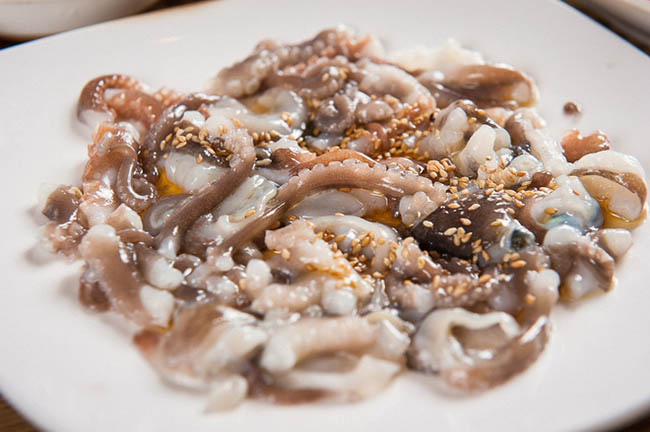 12. Sannakji

Sannakji là món bạch tuộc sống của người Hàn Quốc. Người ta sẽ cắt nhỏ các xúc tu, rưới thêm chút dầu mè và nước tương. Các xúc tu này rất trơn dính, còn động đậy, có thể bám vào miệng hoặc cổ họng người ăn.
