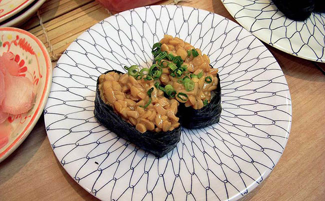 13. Natto (đậu nành lên men)

Natto là món ăn truyền thống của người Nhật làm từ đậu nành lên men. Nó thường được dùng trong bữa ăn sáng, ăn cùng với cơm nóng. Natto có mùi hôi đặc trưng, kết cấu dẻo, nhầy, vị đậm đà, phần lớn người nước ngoài không thể ăn được.
