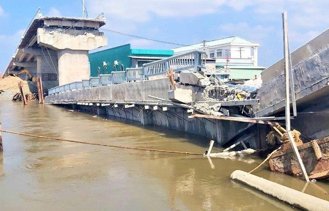 Hiện trường vụ sập cầu Cái Đôi Vàm (huyện Phú Tân, tỉnh Cà Mau).