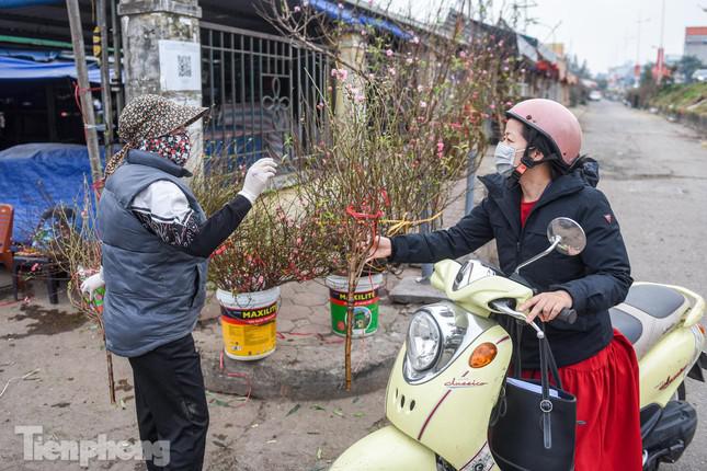 "Do dịch bệnh nên sức mua giảm, tôi không bán được nhiều bằng tầm này năm ngoái. Mong đến gần Tết Âm lịch sẽ bán được nhiều hơn", một tiểu thương chia sẻ.