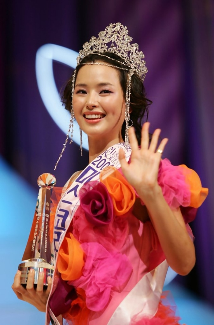 Honey Lee là hoa hậu Hàn Quốc năm 2006.