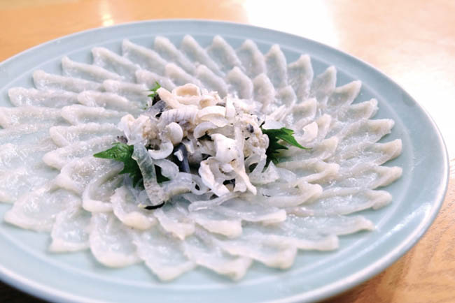 5. Cá nóc

Cá nóc là món ăn ngon và đắt tiền nên thử một lần trong đời, ở Nhật gọi là fugu và ở Hàn là bok. Mặc dù có không ít người đã tử vong vì ăn cá nóc không chế biến đúng cách nhưng hương vị của loại cá này rất ngon.
