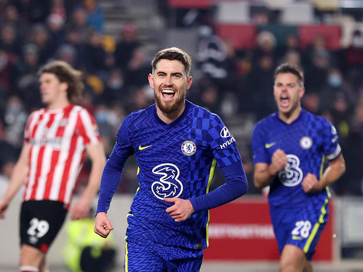 Jorginho sút penalty thành công ấn định chiến thắng 2-0 cho Chelsea trên sân của Brentford ở tứ kết League Cup mùa này