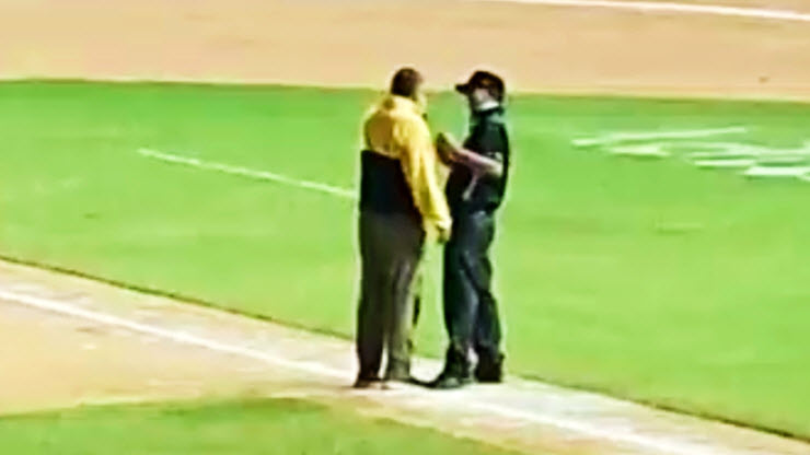 Trọng tài bóng chày cự cãi với quan chức, sau đó bị nhân viên an ninh áp giải ra khỏi sân