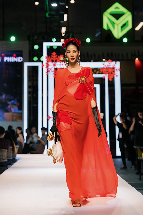 Hoàng Thùy, Ngọc Châu catwalk thần thái giữa quảng trường Novaland Gallery - 2