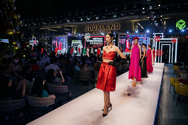 Hoàng Thùy, Ngọc Châu catwalk thần thái giữa quảng trường Novaland Gallery - 5