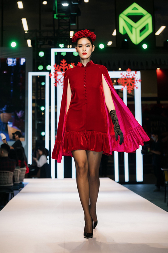 Hoàng Thùy, Ngọc Châu catwalk thần thái giữa quảng trường Novaland Gallery - 3