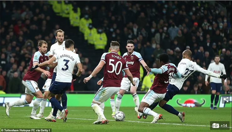 Đã có đến 3 bàn thắng được ghi trong hiệp 1 trận Tottenham - West Ham ở tứ kết League Cup năm nay