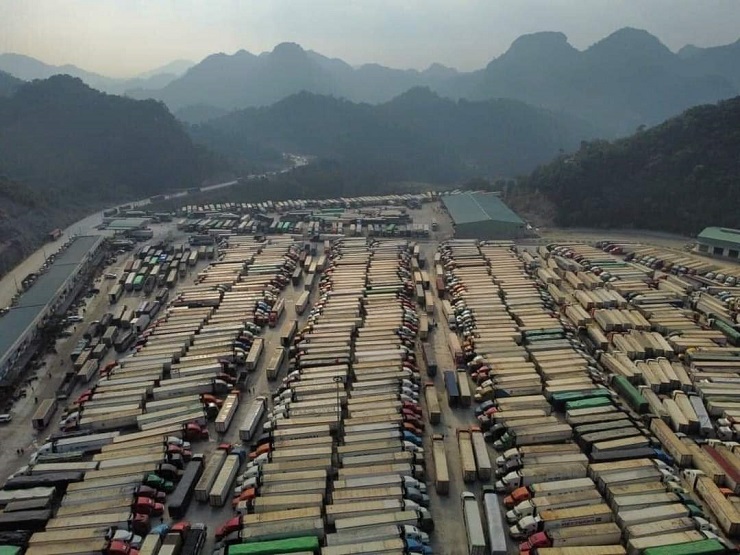 Cảnh tượng hàng nghìn xe hàng ùn ứ tại cửa khẩu Lạng Sơn.