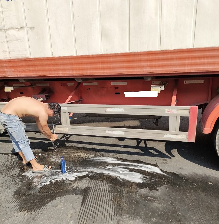 Tài xế xe container sinh hoạt, ngủ nghỉ ngay trong xe và tắm gội ngay bên cạnh xe suốt nhiều ngày trời.