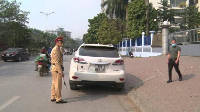 CSGT kiểm tra ô tô Lexus đeo biển giả tại quận Nam Từ Liêm, TP Hà Nội