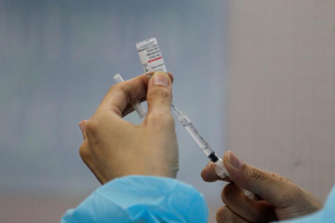 Cần Thơ ra văn bản chỉ đạo các đơn vị chậm nhất ngày 31-12-2021 hoàn thành tiêm vaccine mũi 2 cho người trên 18 tuổi. Ảnh: NHẪN NAM