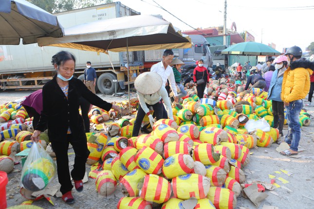 Sau thời gian dài nằm chờ hơn chục ngày mà không được thông quan, nông sản đã chín, nhiều nhà xe buộc phải quay đầu bán tháo để gỡ gạc một phần chi phí.