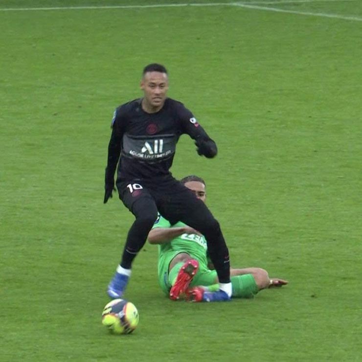 Neymar từng dính chấn thương cổ chân trái nghiêm trọng khi bị Yvann Macon chơi xấu cuối trận Saint-Etienne gặp PSG ở vòng 15 Ligue 1 hôm 28/11