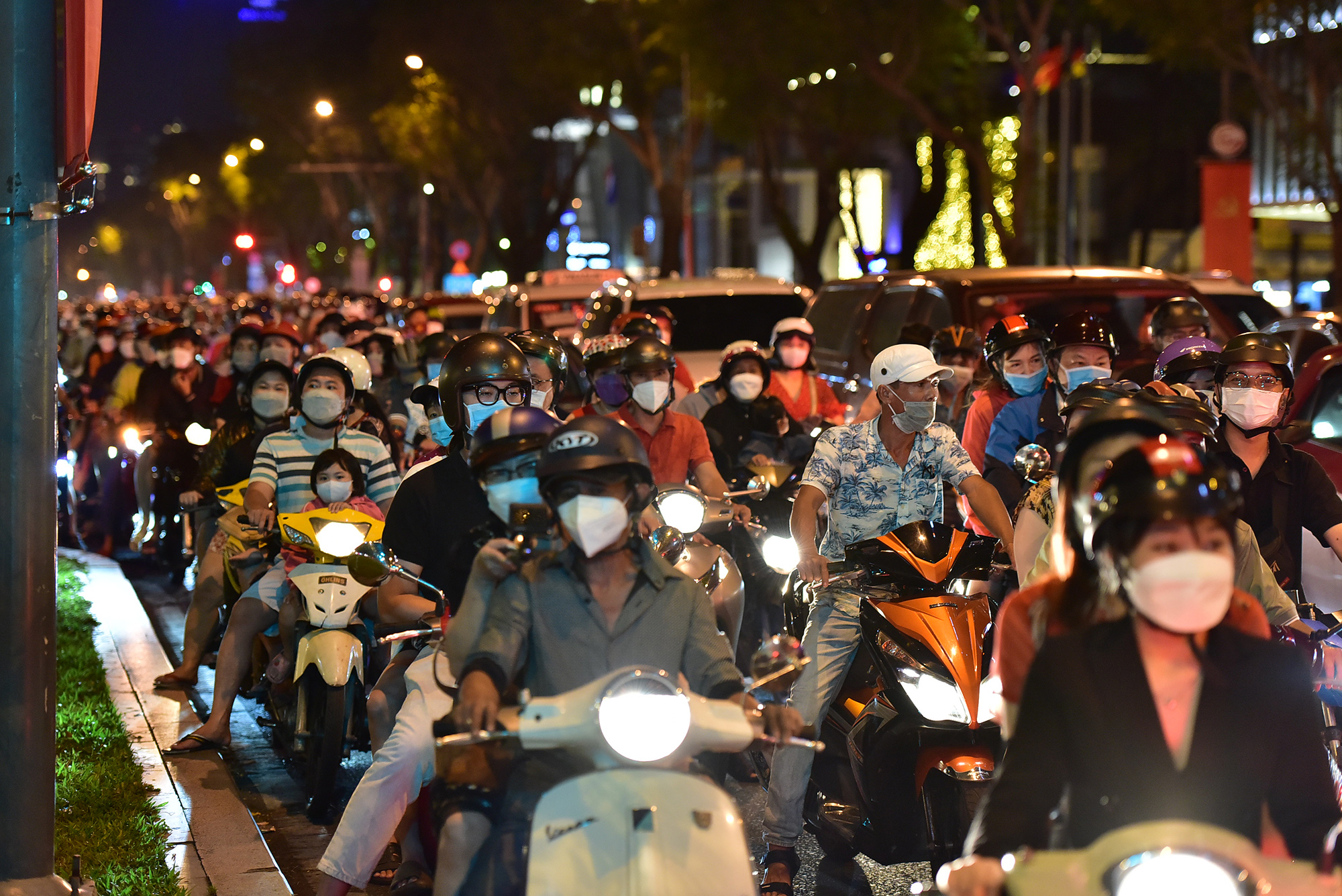 Từ 20h, trung tâm TP.HCM bắt đầu đông nghịt người và xe cộ đổ dồn về các tuyến đường như Lê Duẩn, Phạm Ngọc Thạch, Đồng Khởi, Nguyễn Huệ…