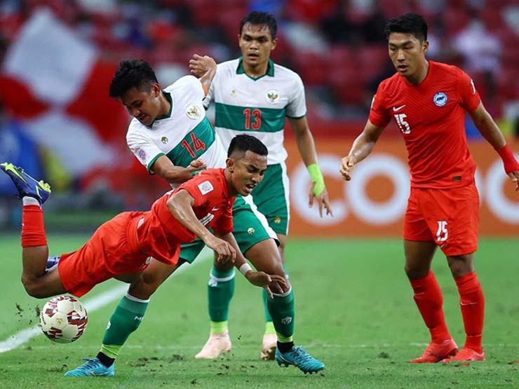 Singapore (áo đỏ) bị Indonesia áp đảo ở hiệp 1 lượt đi nhưng vùng dậy gỡ hòa ở hiệp 2