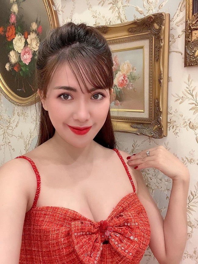 Hiện tại, Mai Thỏ không còn là hot girl mà trở thành "hot mom" của 2 nhóc tì đáng yêu.&nbsp;Cô kết hôn cùng ông xã làm trong lĩnh vực ngân hàng nhưng kín tiếng, ít khi xuất hiện trước truyền thông.
