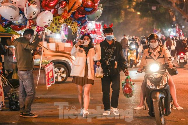 Ghi nhận của PV khoảng 18h tối 24/12&nbsp;tại phố Hàng Mã (quận Hoàn Kiếm, Hà Nội), nhiều bạn trẻ đã đến đây từ sớm, tranh thủ lúc vắng người để có thể chụp những bức hình lung linh cho đêm Giáng sinh năm nay.