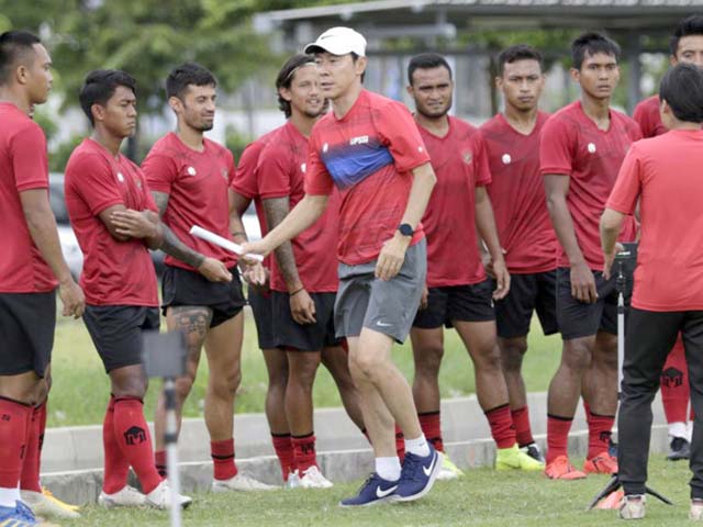 HLV Shin Tae-yong (đội mũ) đang ghi dấu ấn ở đội tuyển Indonesia