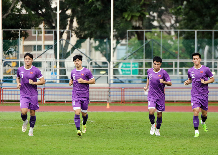 Sau một ngày được nghỉ ngơi, các cầu thủ đá chính trong trận lượt đi với Thái Lan đã trở lại tập luyện cùng toàn đội trong buổi tập chiều ngày 25/12 trên sân vận động Hougang.