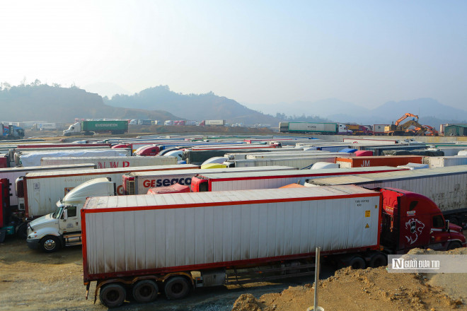 Các xe chở hàng xuất nhập khẩu đang bị ùn ứ tại cửa khẩu Tân Thanh sẽ được Lạng Sơn giảm 20% phí dịch vụ ra vào kho bãi đến tháng 3/2022 (Ảnh: Hữu Thắng).
