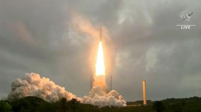 Kính viễn vọng James Webb được phóng lên từ Guiana ngày 25/12. (Ảnh chụp màn hình video tường thuật trực tiếp vụ phóng)