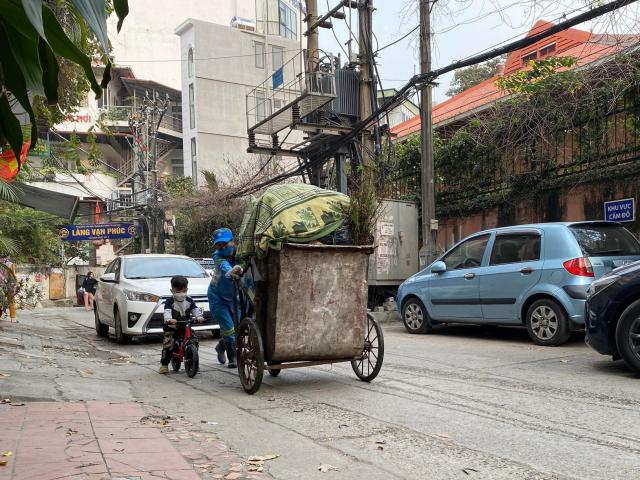 Tin tức trong ngày - Những hình ảnh xúc động của nữ lao công đưa con hơn 2 tuổi cùng đi gom rác suốt 10 tiếng