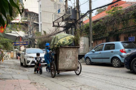 Những hình ảnh xúc động của nữ lao công đưa con hơn 2 tuổi cùng đi gom rác suốt 10 tiếng