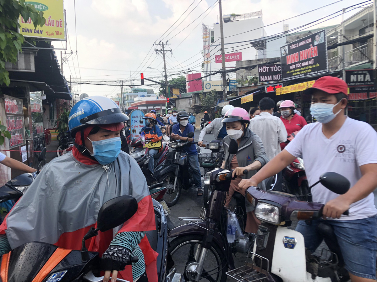 Tôi xếp hàng từ 13h chiều nhưng đến 16h vẫn chưa thể vào bên trong để khai báo trước khi tiêm vắc xin. Thấy chen chúc đông quá nên tôi ra về, ở lại sợ lây lan dịch bệnh”, chị Thủy ngụ địa phương nói.