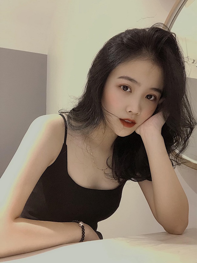 Hoàng Anh (biệt danh Ốc) là hot girl nổi tiếng trên mạng xã hội. Hot girl 9X là sinh viên của Đại học Lao động Xã hội. Hoàng Anh và Văn Hậu công khai hẹn hò vào tháng 4/2019 trong ngày sinh nhật của hậu vệ Hà Nội FC.&nbsp;
