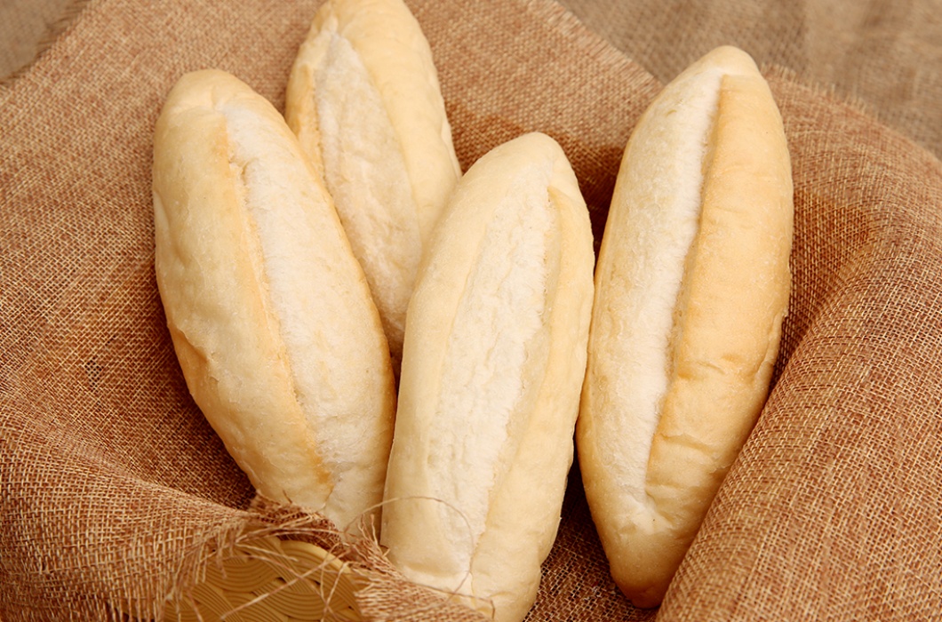 Bánh mì cấp đông là thực phẩm được nhiều người tiêu dùng ưa chuộng trong mùa Covid. Đây là loại bánh mì tươi được chế biến sẵn và bảo quản lạnh ở nhiệt độ thích hợp.
