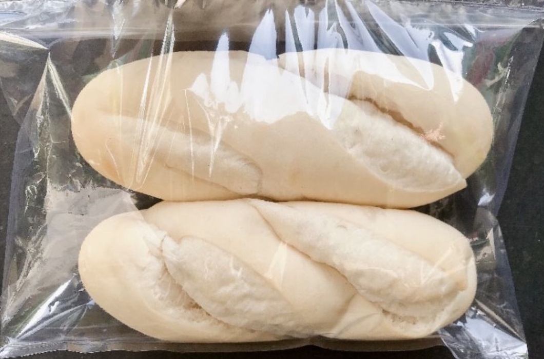 Được biết, một set 4 ổ bánh mì tươi có giá trung bình từ 35 - 80.000 đồng/set. Sau khi mua bánh mì về, người dùng chỉ cần nướng lại trong khoảng 10 phút là đã có thể thưởng thức những chiếc bánh nóng hổi, thơm ngon.
