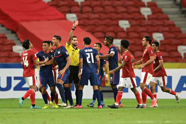 Tổ trọng tài trong trận đấu giữa Singapore và Indonesia xứng đáng bị treo còi với nhiều quyết định sai lầm