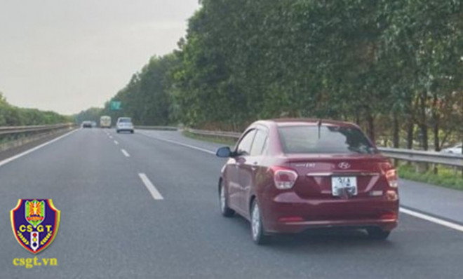Chiếc xe che biển số bị Cục CSGT phát hiện đang lưu thông trên cao tốc Pháp Vân - Cầu Giẽ