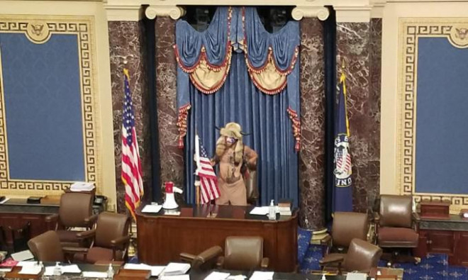 Jacob Anthony Chansley tạo dáng tại phòng họp của Thượng viện Mỹ hôm 6-1. Ảnh: Twitter