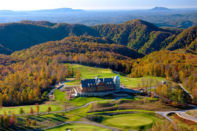 The Lodge at Primland - Virginia: Đây&nbsp;là một khu nghỉ dưỡng&nbsp;xinh đẹp khiến cho du khách như được hòa mình vào thiên nhiên bằng cách nghỉ tại một trong những ngôi nhà được xây dựng trên những tán cây sồi, hoặc chọn một cabin hai tầng với cửa sổ kính suốt từ trần đến sàn.&nbsp;
