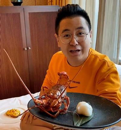 Blogger “Ăn cho Bắc Kinh phá sản” khoe cảnh ăn tôm hùm trong khách sạn sang chảnh. Ảnh: THE NEW YORK TIMES