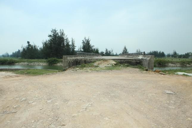 Cây cầu Bà Vương nằm trên tuyến kênh C2, nối giữa xã Hộ Độ và xã Mai Phụ (huyện Lộc Hà, Hà Tĩnh) là hạng mục nằm trong gói thầu xây lắp tuyến 6 thuộc Dự án nâng cấp đường giao thông liên xã huyện Lộc Hà, được UBND tỉnh Hà Tĩnh phê duyệt xây dựng vào năm 2008 và quyết định điều chỉnh năm 2015.