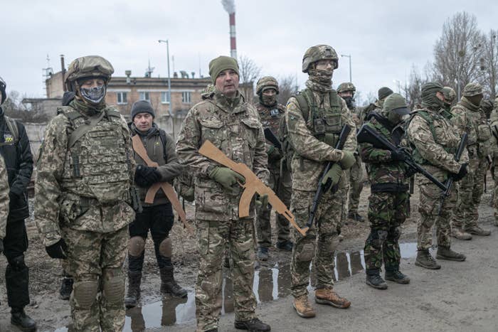 Dân thường Ukraine tự trang bị vũ khí và huấn luyện để tham gia quân tình nguyện (ảnh: Daily Mail)