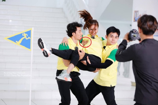 Tham gia &#34;Running Man&#34; mùa 2, Lan Ngọc và Jun Phạm nhiều lần chung đội. Vì chơi quá nhiệt tình nên Jun Phạm đã 2 lần vô tình có &#34;bàn tay hư&#34; với đàn em thân thiết. Một lần là do anh chàng mải nhấc bổng &#34;ngọc nữ trăm tỷ&#34; mà không để ý vị trí để tay.
