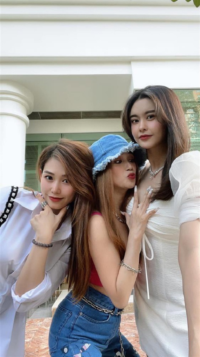 Khi đứng chung một khung hình, Sĩ Thanh để đôi tay đụng chạm còn dán mắt vào vòng 1 của Trương Quỳnh Anh đầy táo bạo.
