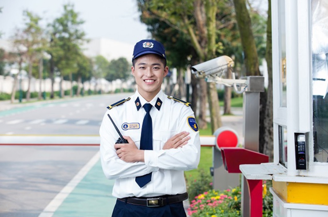 Dù là ngày Tết hay ngày thường, những người làm trong ban quản lý của các chung cư như bảo vệ, nhân viên vệ sinh… cũng vẫn phải túc trực để phục vụ người dân trong khu vực một cách chu đáo nhất.&nbsp;
