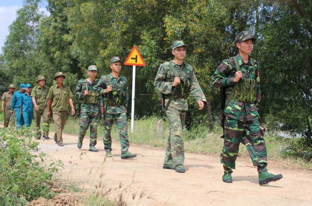 Tương tự, những người lính biên phòng cũng không có kì nghỉ Tết, bởi họ phải canh gác nơi tiền tuyến để đảm bảo an ninh quốc phòng. Đối với họ, hai chữ &#34;nghỉ Tết&#34; có lẽ là một mong ước hết sức xa xỉ.
