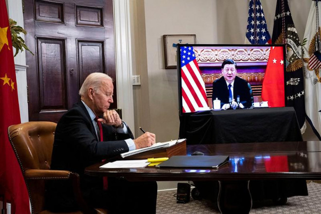 Tổng thống Mỹ Joe Biden (trái) và Chủ tịch Trung Quốc Tập Cận Bình (phải) trong cuộc hội nghị thượng đỉnh trực tuyến hồi tháng 11. Ảnh: THE NEW YORK TIMES
