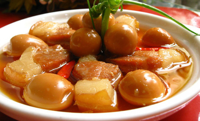 Dùng ớt và hành tươi để trang trí cho món thịt kho trứng. Ảnh minh họa.