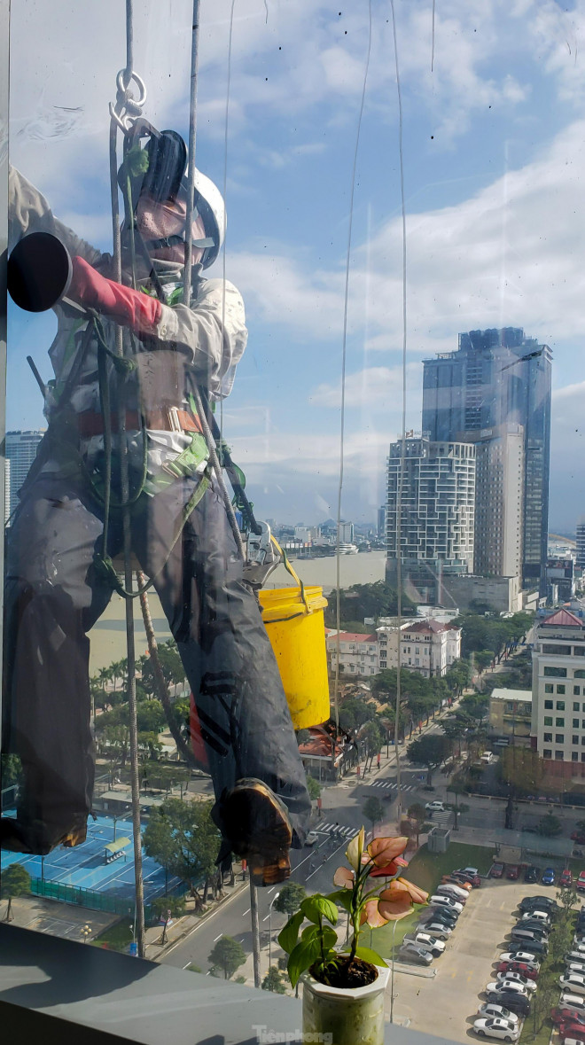 Để thành những “người nhện”, các công nhân đều được đào tạo bài bản về kỹ thuật đu dây, các kỹ năng đảm bảo an toàn